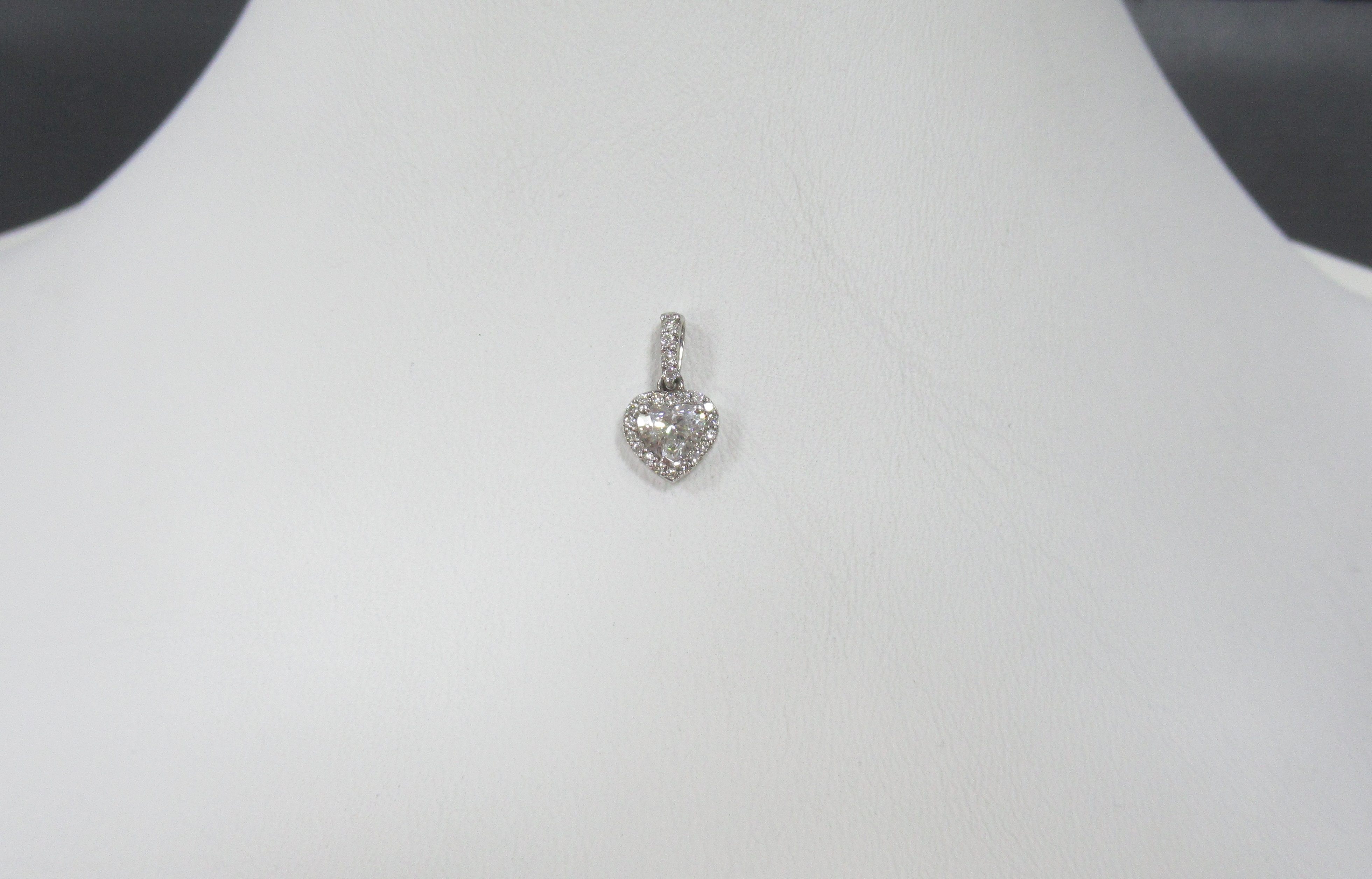 Подвеска из белого золота с бриллиантами "Сердце"